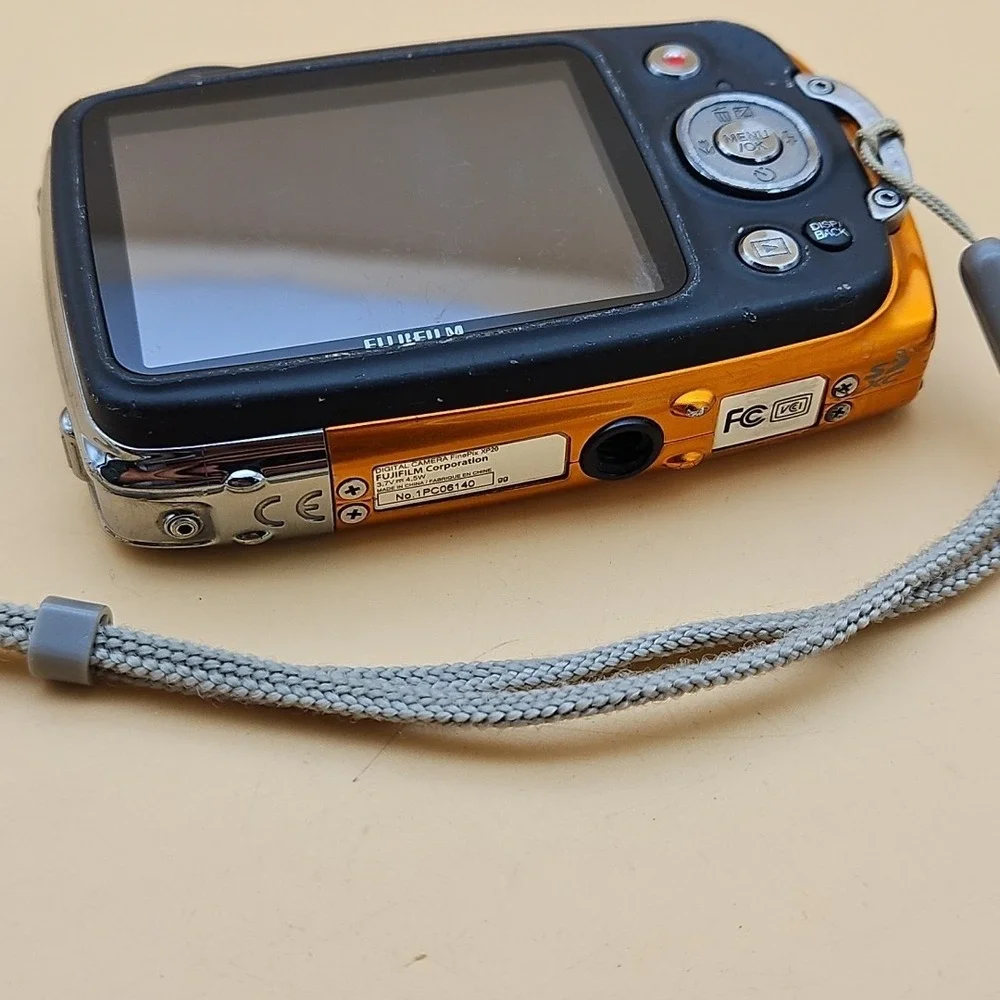 FUJIFILM FinePix XP Series XP20 14.2MP Waterproof Digital Camera FOR PARTS